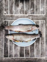 Poissons entiers sur une assiette